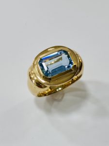 feiner Aquamarin in Gelbgold, Ring