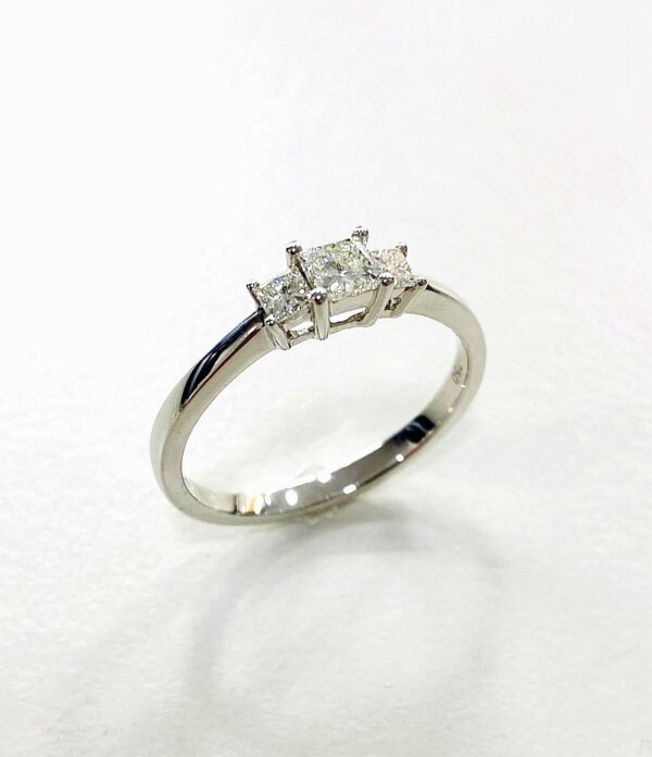 Verlobungsring mit drei Princess Diamanten 0,43ct - gefasst in Weißgold