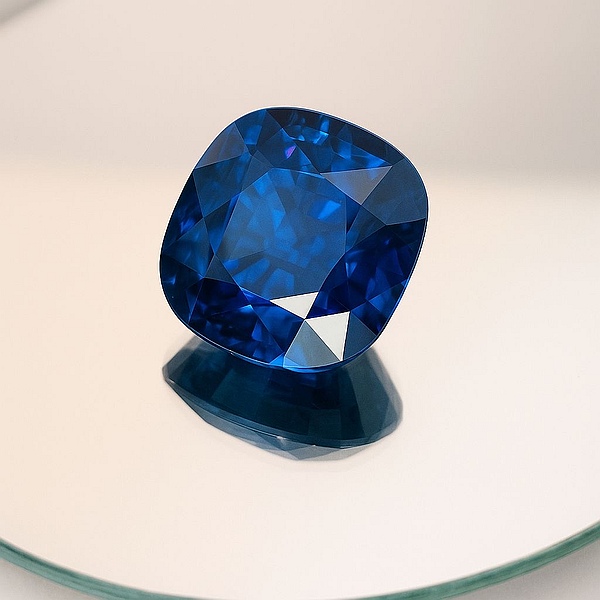 großer Saphir großer Saphir